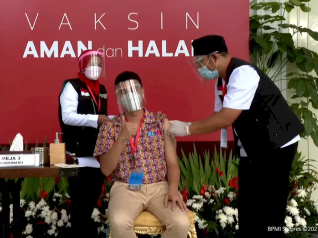 Raffi Ahmad mendapat vaksin Covid-19 di Istana Kepresidenan, Jakarta, Rabu (13/1/2021) (ANTARA/YouTube Sekretariat Presiden)