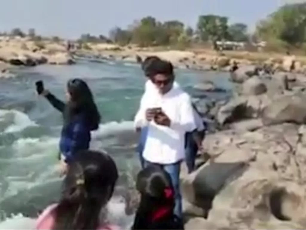 Gadis ini meninggal setelah terlempar ke sungai oleh seorang turis (YouTube/SambalpuriVlog Mahabir Creation)