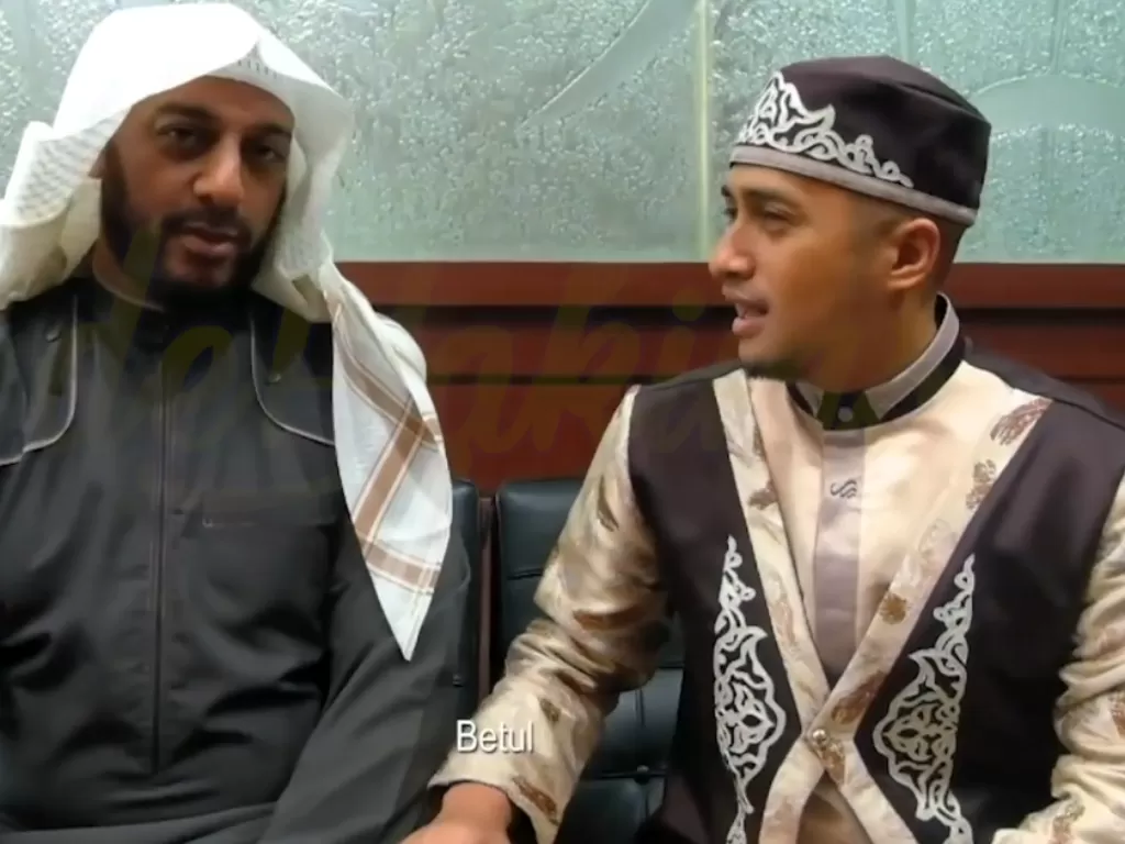 Irfan Hakim saat diajari baca surah Al Fatihah dengan Syekh Ali Jaber. (YouTube/deHakims)