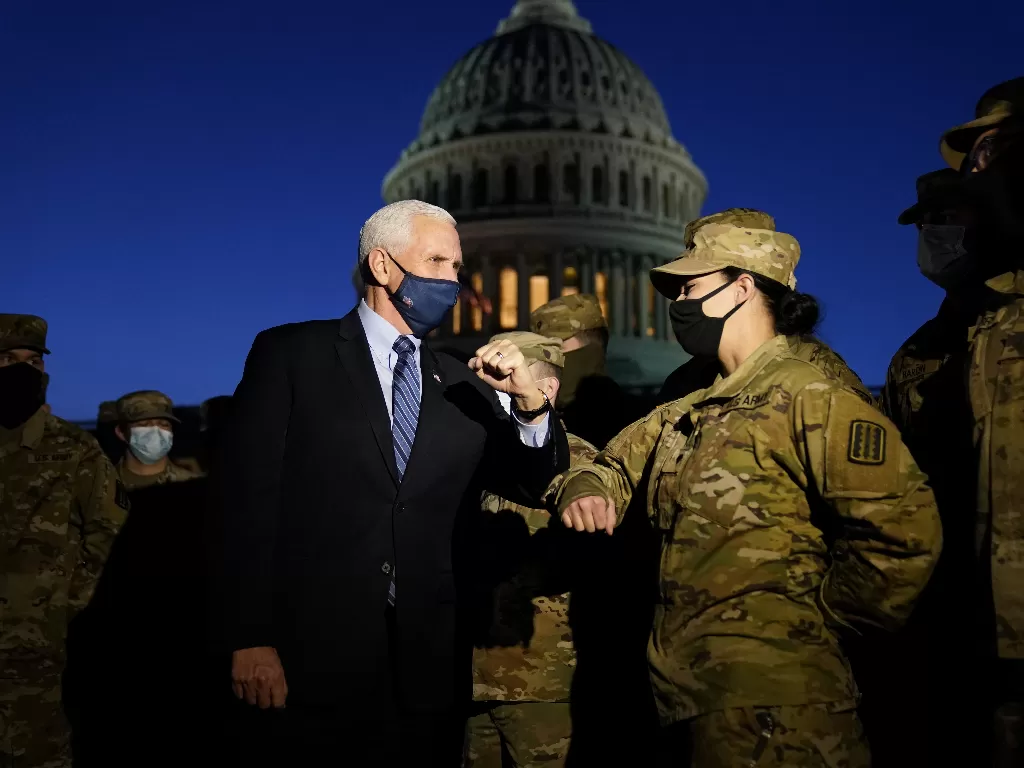 Wapres AS Mike Pence saat menemui tentara Garda Nasional di depan gedung Capitol. ( Alex Brandon/Pool via REUTERS).
