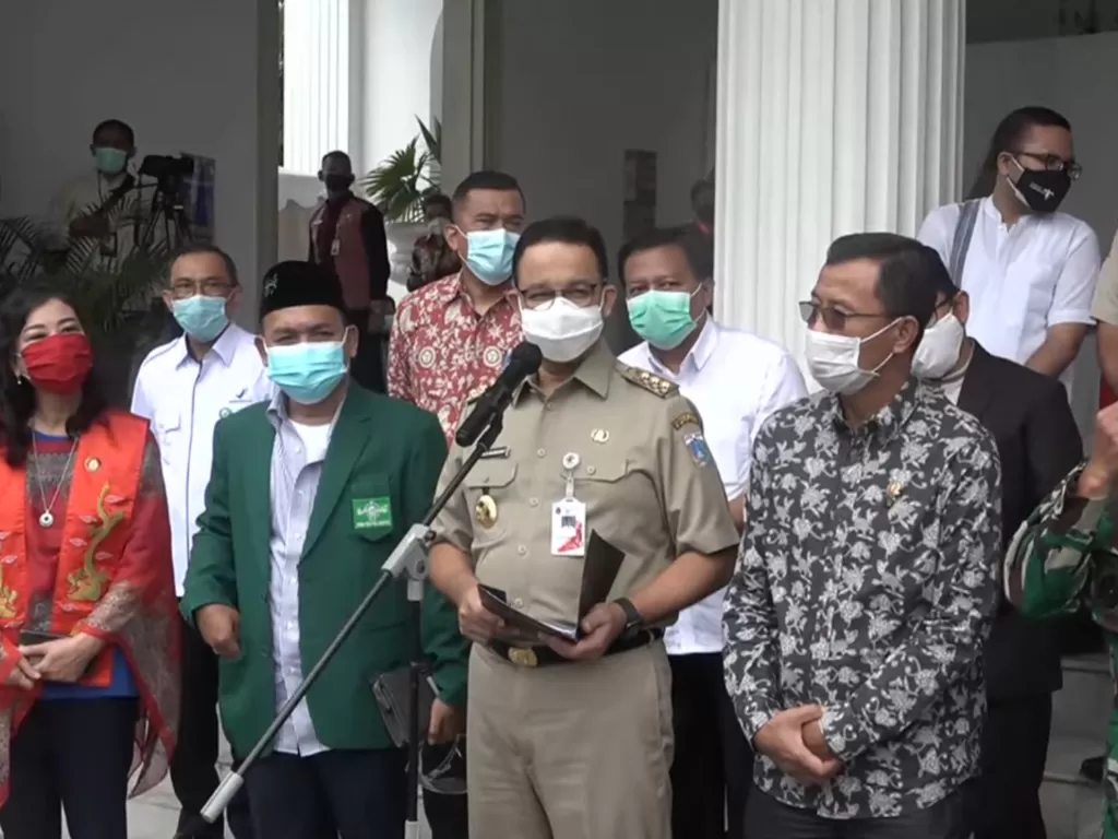 Anies Baswedan dan para peserta vaksinasi perdana di Balaikota Jakarta. (Youtube).