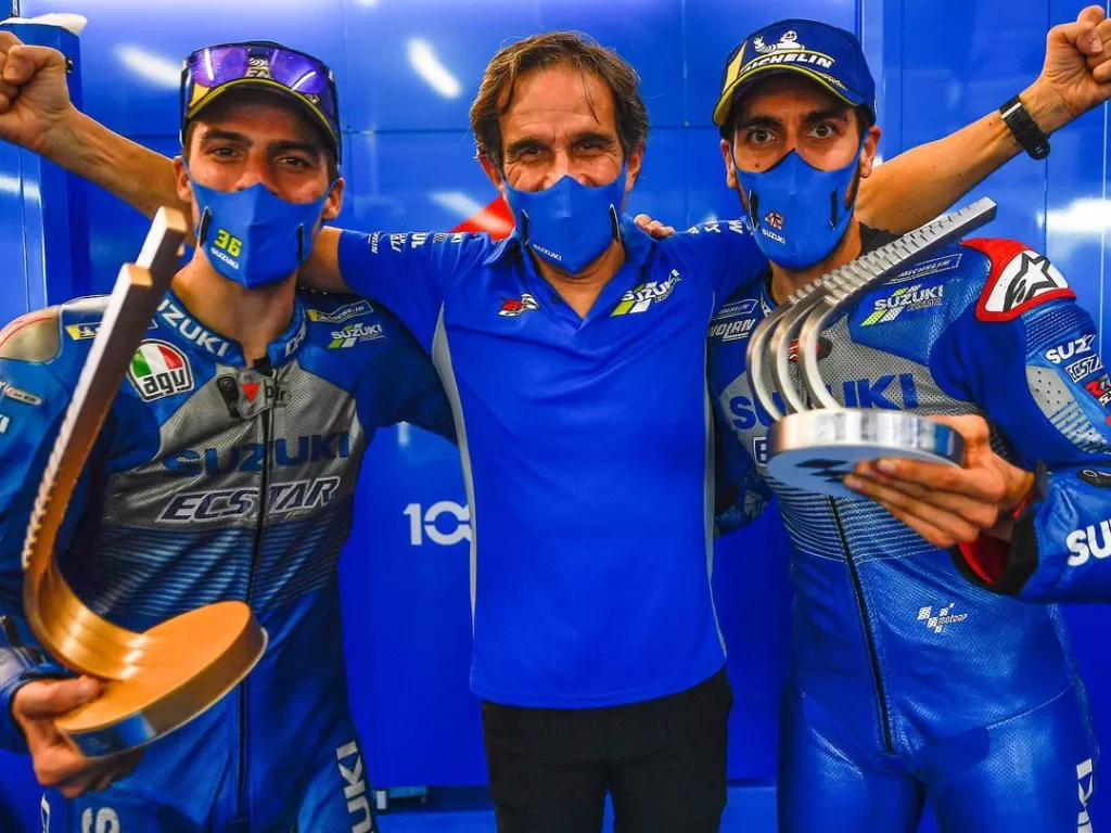 Davide Brivio dengan 2 pembalapnya di Suzuki Ecstar. (photo/Instagram/@suzukimotogp)