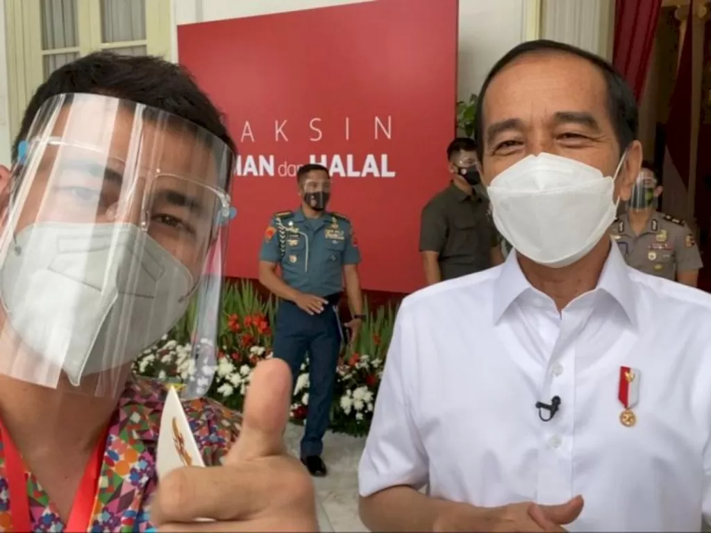 Raffi Ahmad dan Presiden Jokowi usai melakukan vaksin. (Instagram/@raffinagita1717)