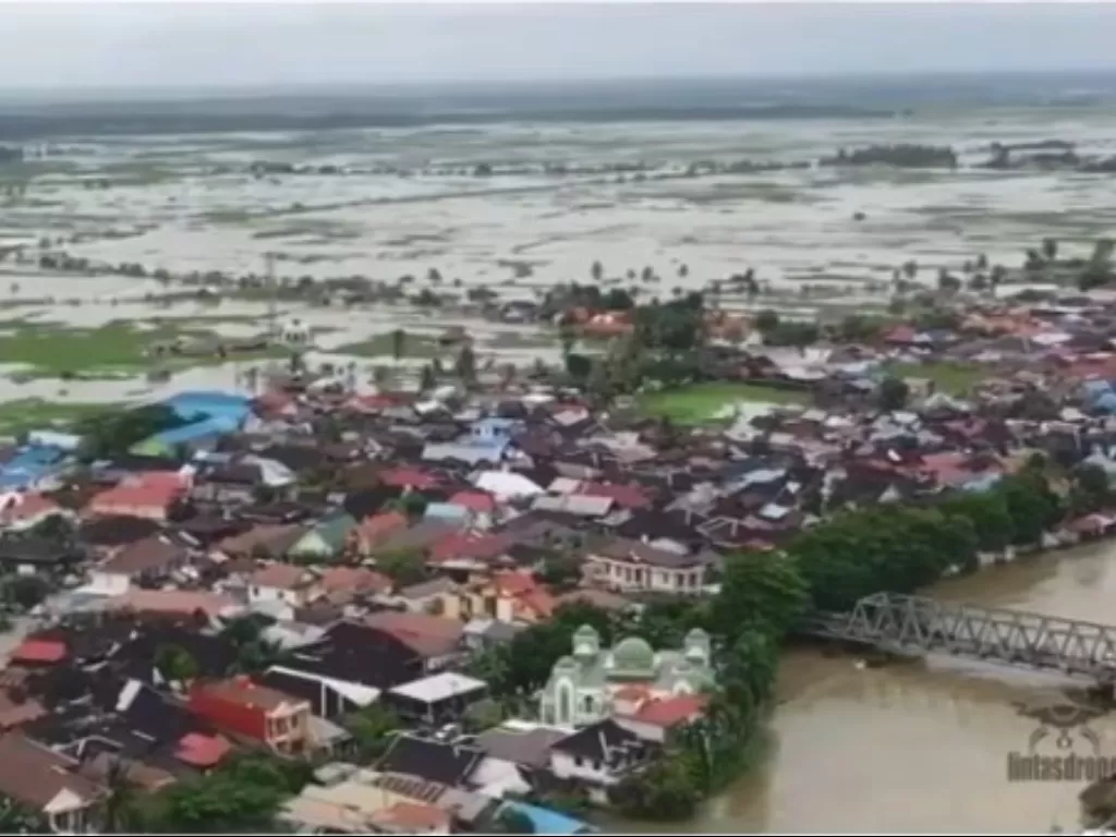 Suasana banjir di Kalimantan Selatan melalui udara (Instagram/ berbagisemangat)