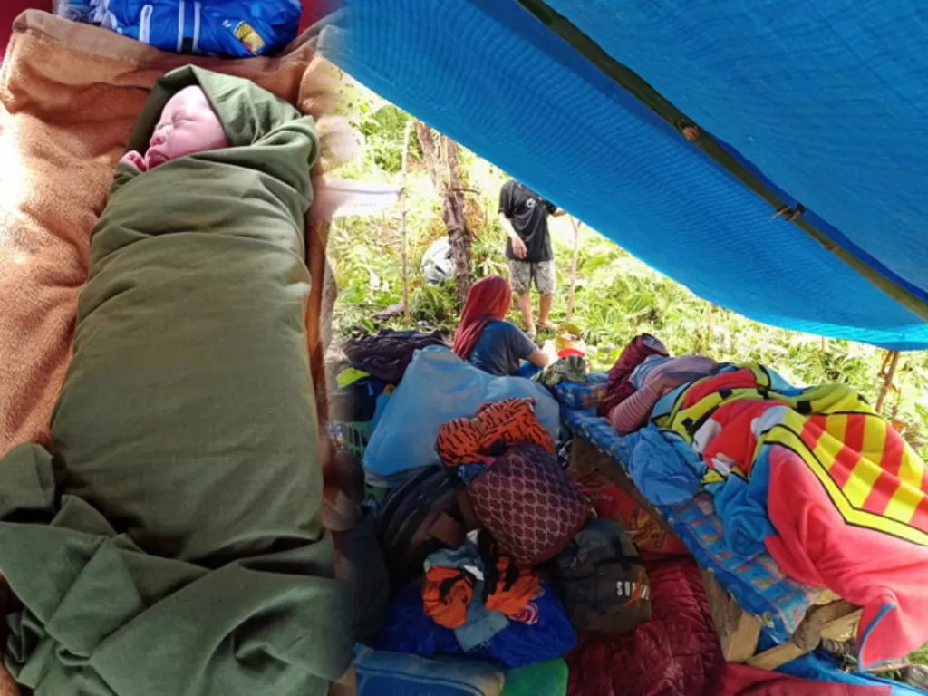 Bayi yang dilahirkan dan korban gempa di pengungsian di Mamuju, Sulawesi Barat, Sabtu (16/1/2021)