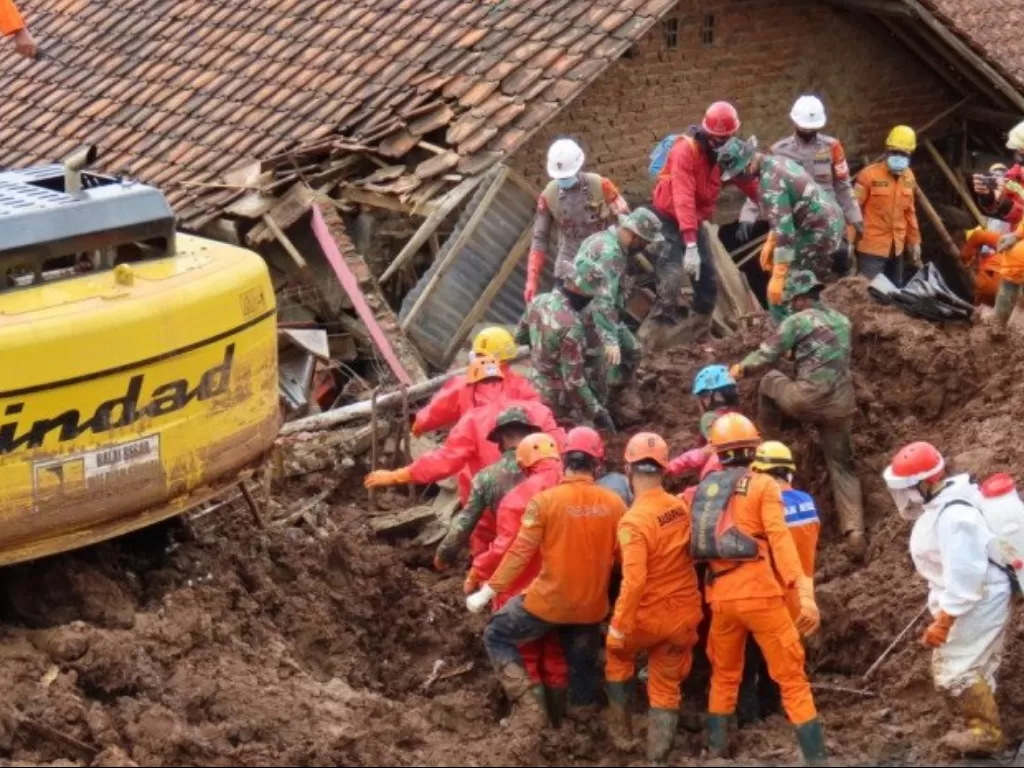 Petugas SAR gabungan melakukan evakuasi korban tertimbun longsor di Kecamatan Cimanggung, Kabupaten Sumedang, Jawa Barat. (ANTARA/HO/Kantor SAR Bandung)