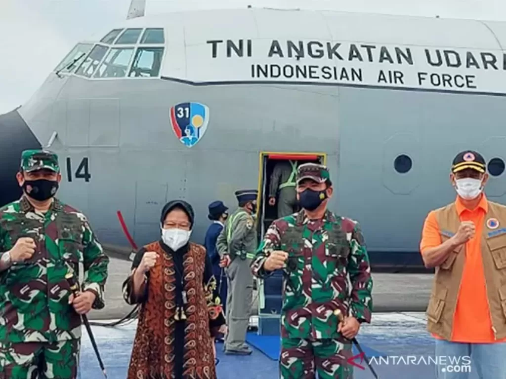 Kepala Badan Nasional Penanggulangan Bencana (BNPB) Doni Monardo (kanan) dan Menteri Sosial Tri Rismaharini (dua kiri) berangkat ke Mamuju, Sulawesi Barat untuk mengunjungi lokasi gempa, Jumat (15/1/2021). (ANTARA/HO-Pusdatinkom BNPB)