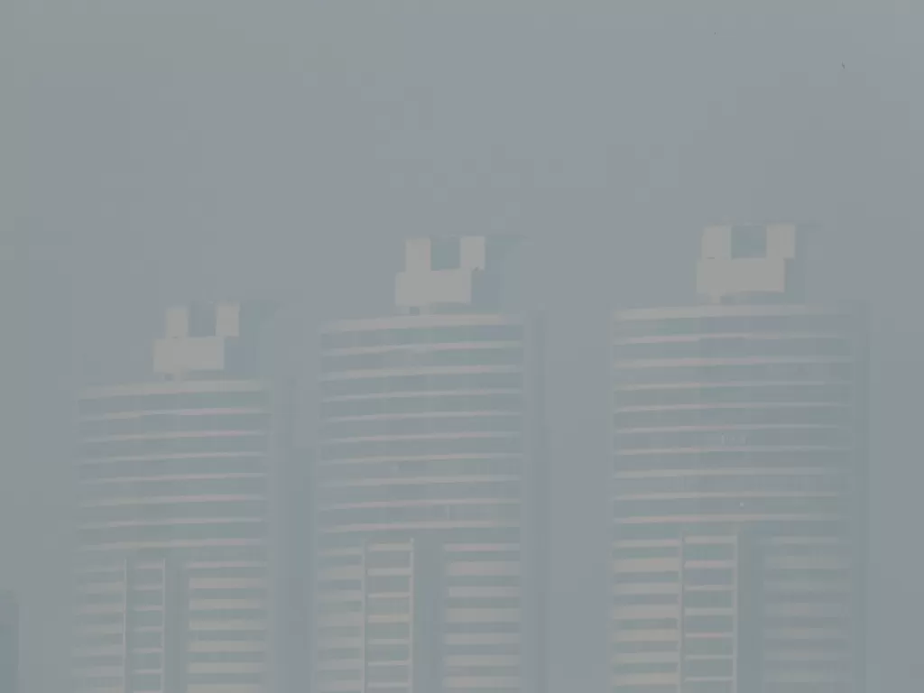 Bangunan terlihat di tengah kualitas udara yang buruk di pagi hari di Bangkok (REUTERS/Jorge Silva)