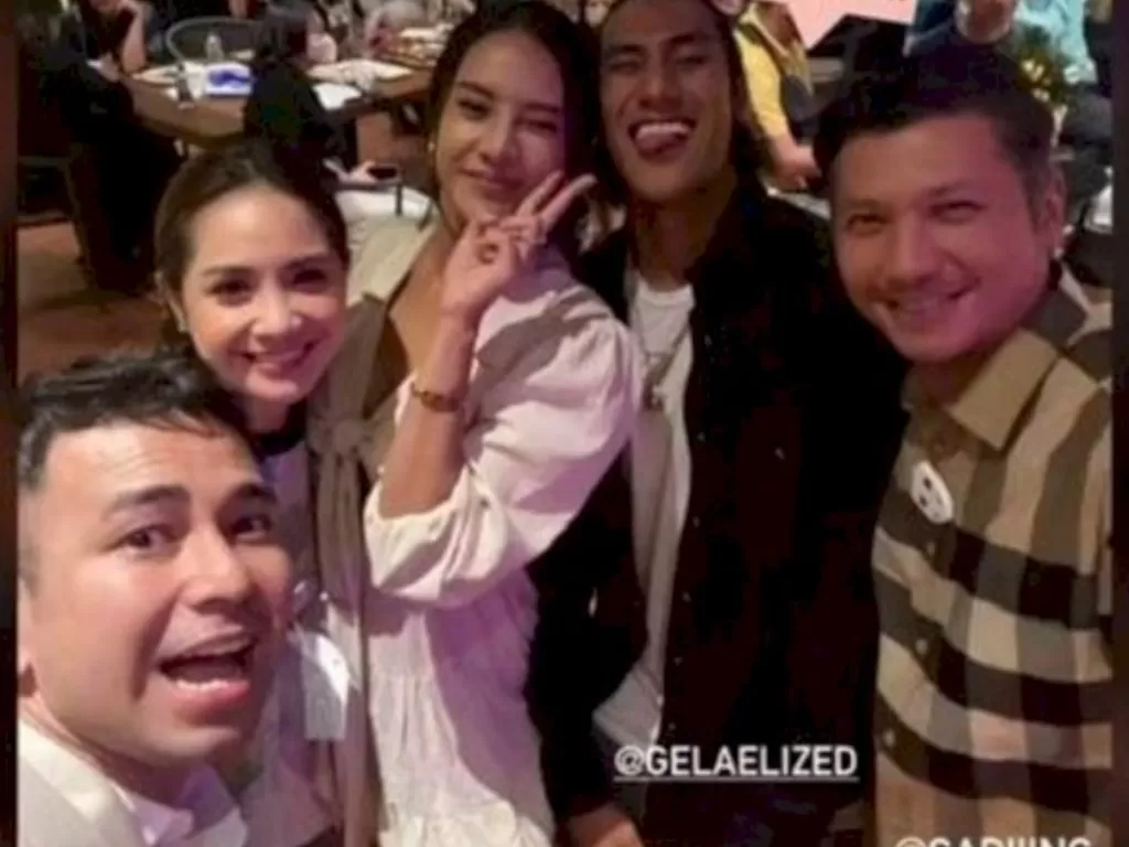 Raffi Ahmad dkk saat menghadiri pesta di kediaman Ricardo Gelael. (Instagram)