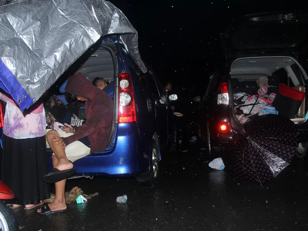 Sejumlah warga mengungsi di dataran tinggi di Mamuju Sulawesi Barat, Kamis (15/1/2021). (photo/ANTARA FOTO/ Akbar Tado)