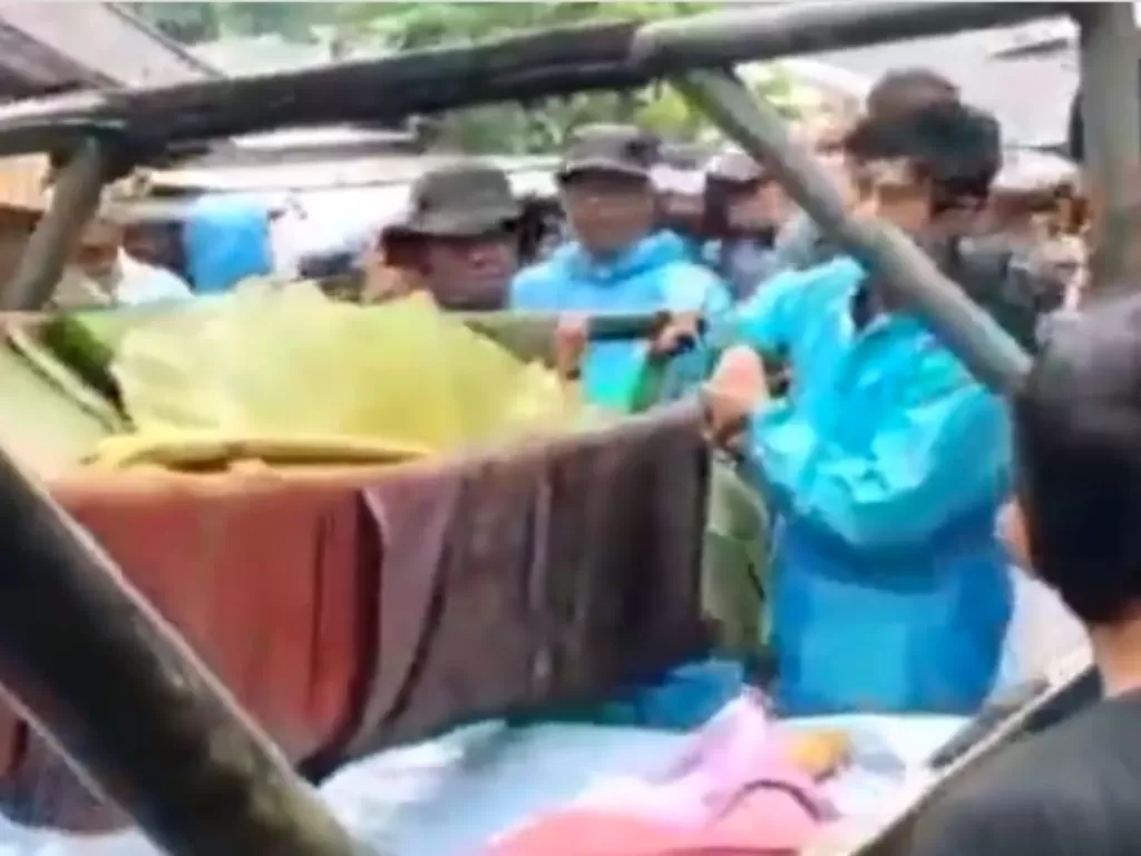 Proses evakuasi korban banjir Hulu Sungai Tengah, Kalimantan Selatan (ist)
