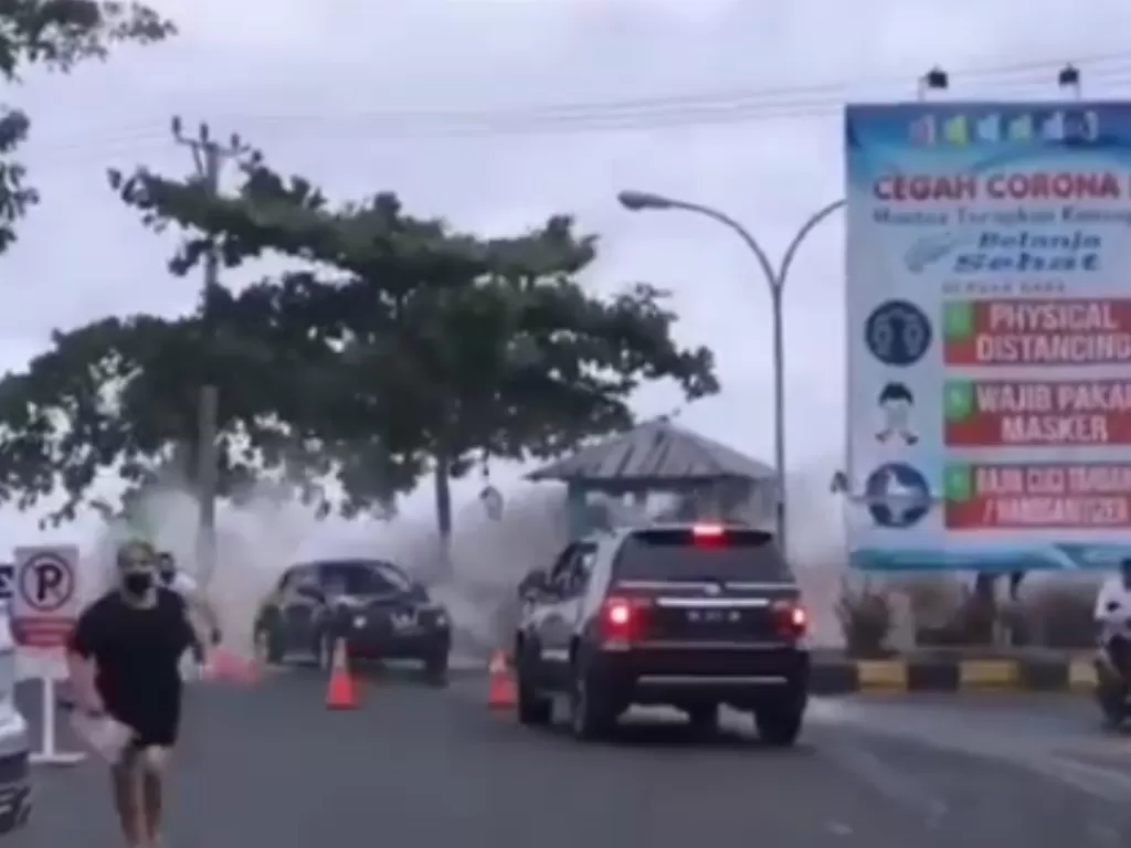 Cuplikan video ombak besar terjang manado. (photo/Instagram/@ndorobeii)