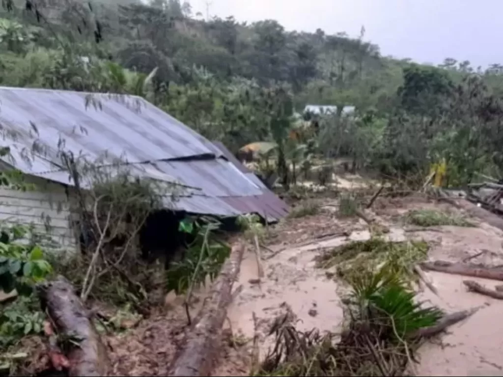 Salah satu rumah yang terkena terjangan banjir bandang di Desa Wih Ni Durin, Kecamatan Syiah Utama  (Antara)