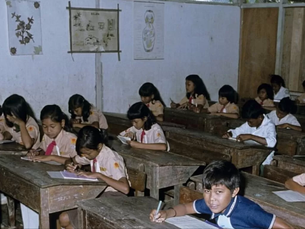 Viral Foto Suasana Kelas Sd Tahun 1980 Netizen Salfok Ke Siswa Baju Biru Indozone Life 3427