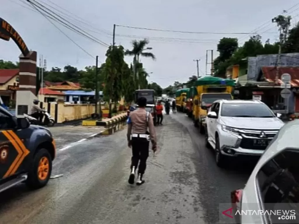 Polres Kabupaten Majene Provinsi Sulawesi Barat mengawal bantuan gempa untuk para pengunsi di wilayah kabupaten Majene dan Kabupaten Mamuju.  (photo/ANTARA/HO-Polres Majene)