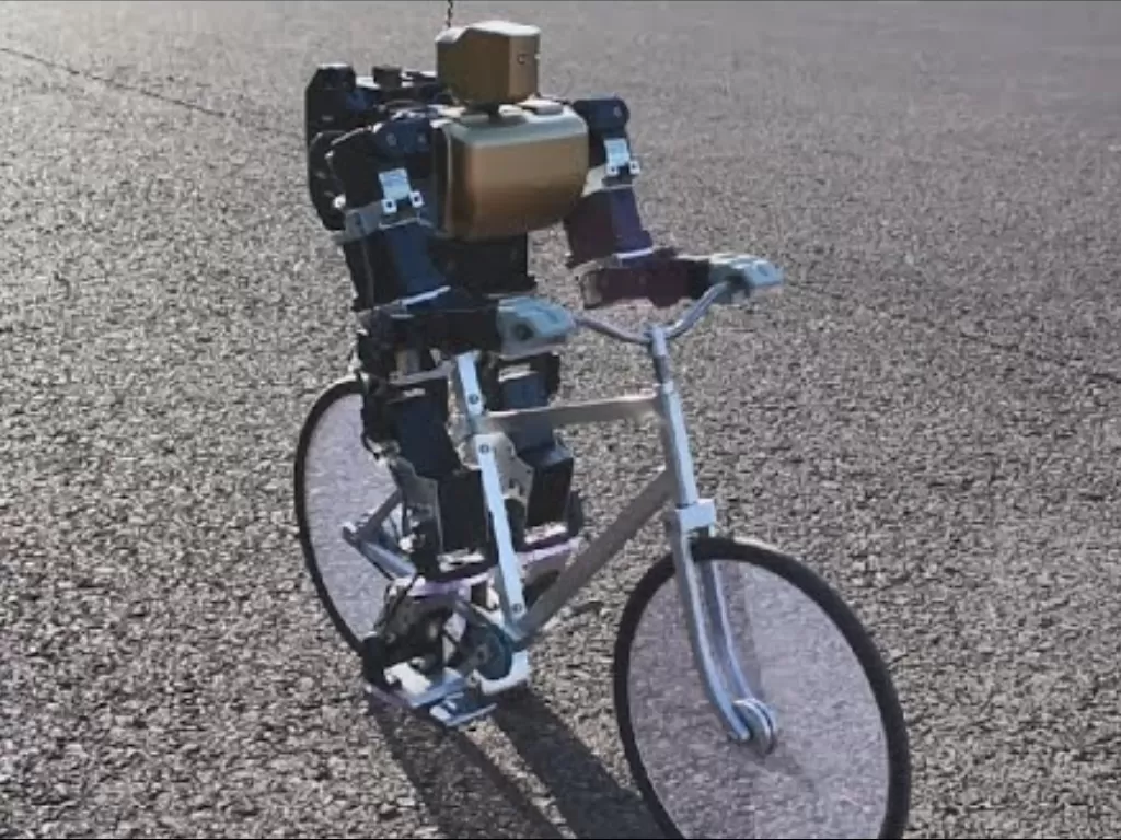 Robot berbasis Artificial Intelligence yang bisa bersepeda (photo/YouTube/DrGuero2001)