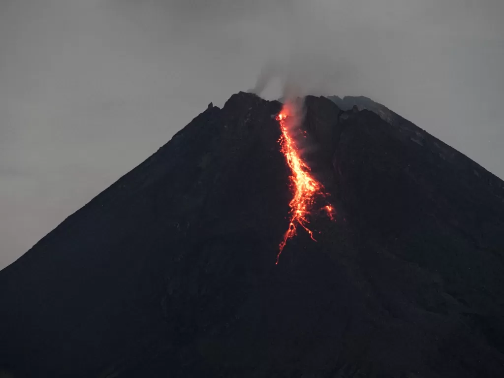 Gunung Merapi mengeluarkan lava pijar. (photo/ANTARA FOTO/Andreas Fitri Atmoko)