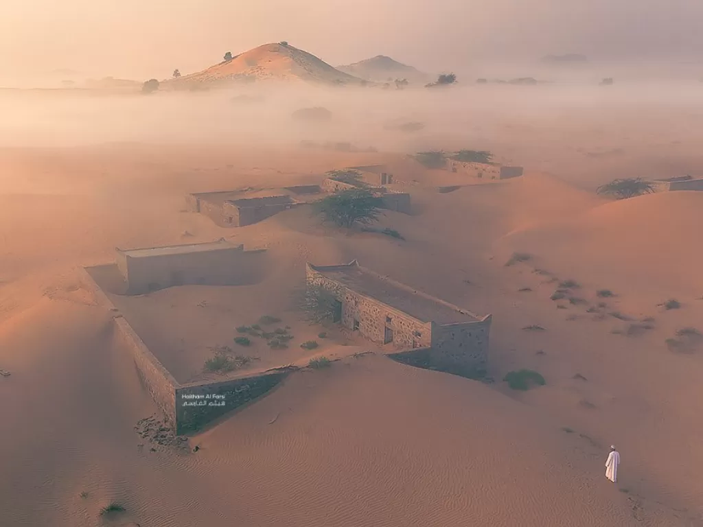 Desa di Oman terlihat atap dan dinding rumah yang puluhan tahuh tenggelam pasir (Twitter/@FarsiHaitham)