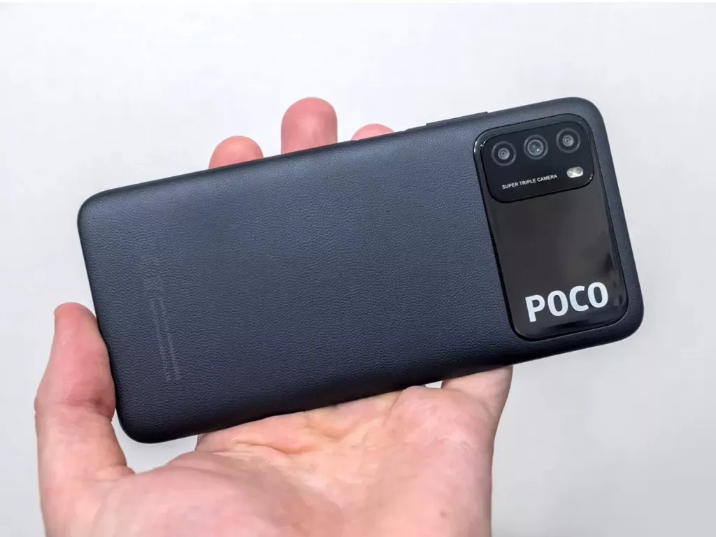 Tampilan belakang dari smartphone POCO M3 terbaru (photo/The Verge)
