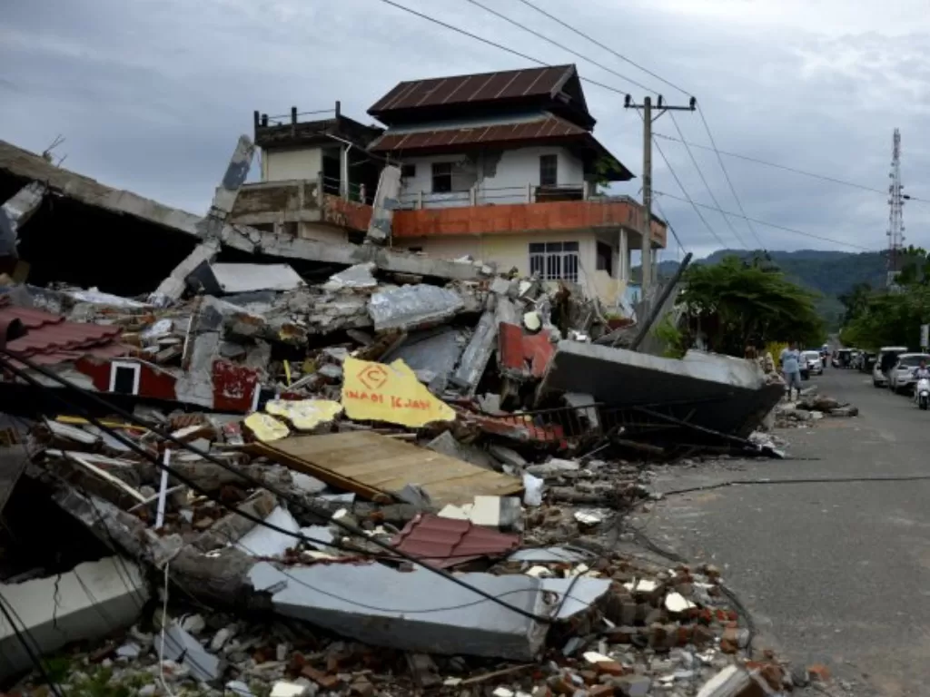 Reruntuhan bangunan akibat gempa Sulbar (Antara)