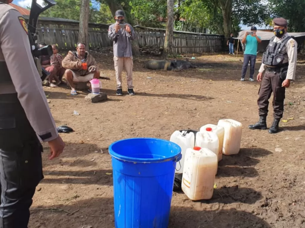 Puluhan liter miras diamankan polisi di Jayawijaya Papua. (Dok. Humas Polda Papua)