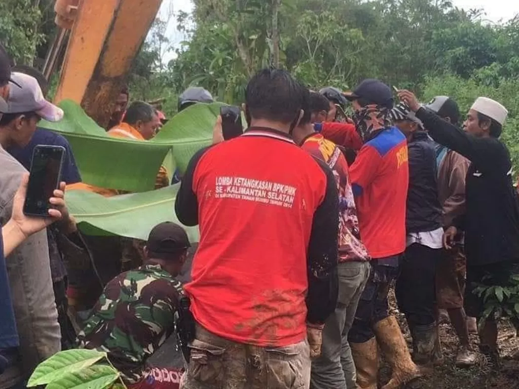 Proses evakuasi salah satu korban longsor di Kabupaten Tanah laut (Istimewa)
