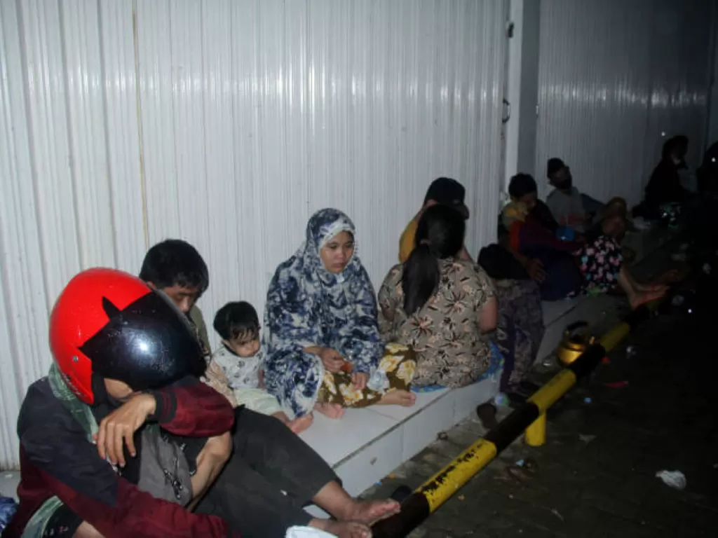 Warga mengungsi di dataran tinggi di Mamuju, Sulawesi Barat, Jumat (15/1/2021), untuk menghindari terjadinya gempa bumi susulan. (ANTARA FOTO/Akbar Tado)