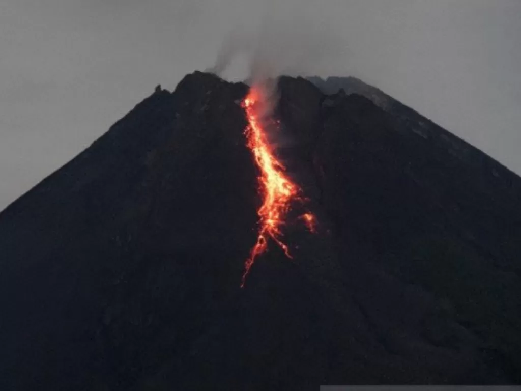 Pemandangan Gunung Merapi yang sedang mengeluarkan lava pijar, Rabu (7/1/2021). (ANTARA FOTO/Andreas Fitri Atmoko)