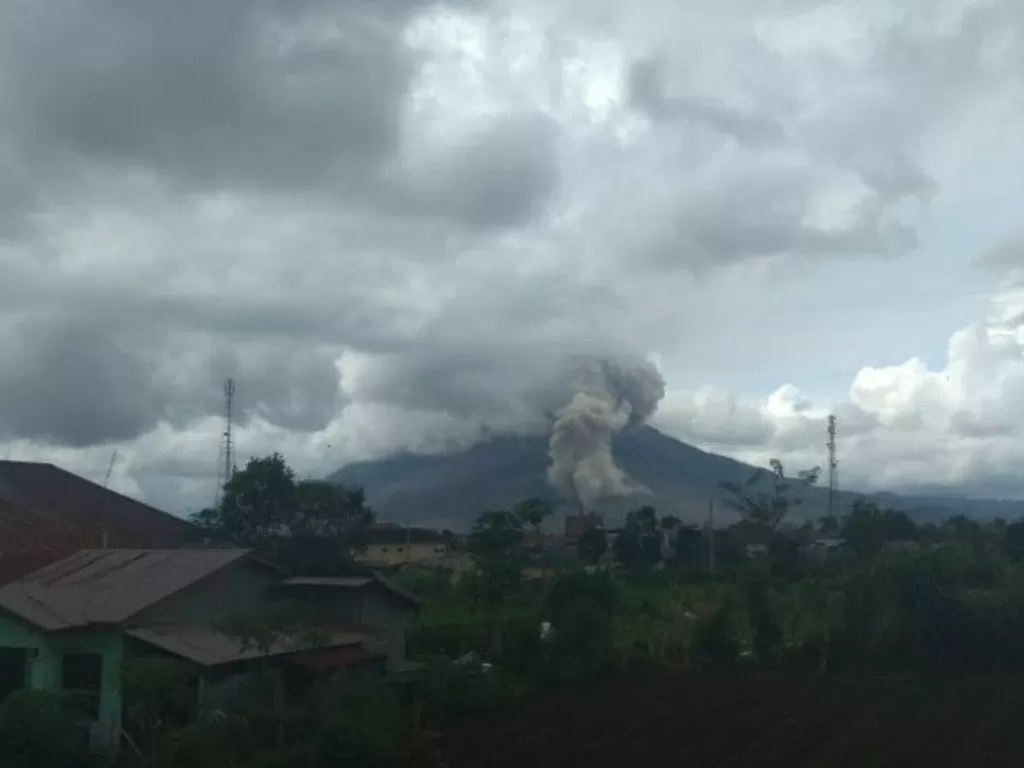  Gunung Sinabung di Kabupaten Karo erupsi. (Foto: ANTARA)