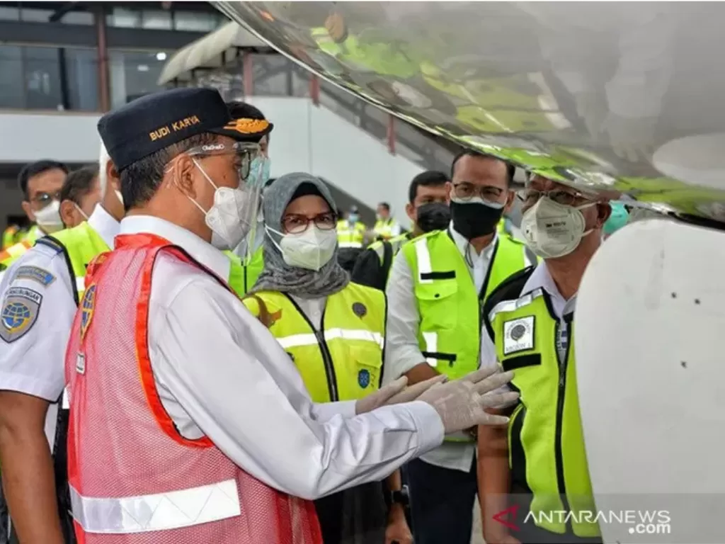 Menhub Budi Karya mengecek kelaikan pesawat di Bandara Soekarno-Hatta, Tangerang, Minggu (17/1/2021). (ANTARA/HO-BKIP Kemenhub)