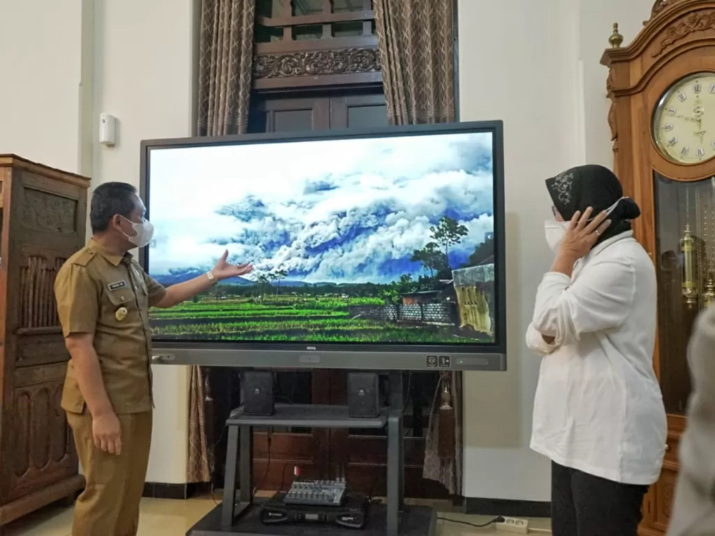 Bupati Lumajang Thoriqul Haq (kiri) menjelaskan dampak awan panas guguran Gunung Semeru kepada Mensos Tri Rismaharini di Pendapa Pemkab Lumajang, Senin (18-1-2021) petang. (Photo/Diskominfo Lumajang)