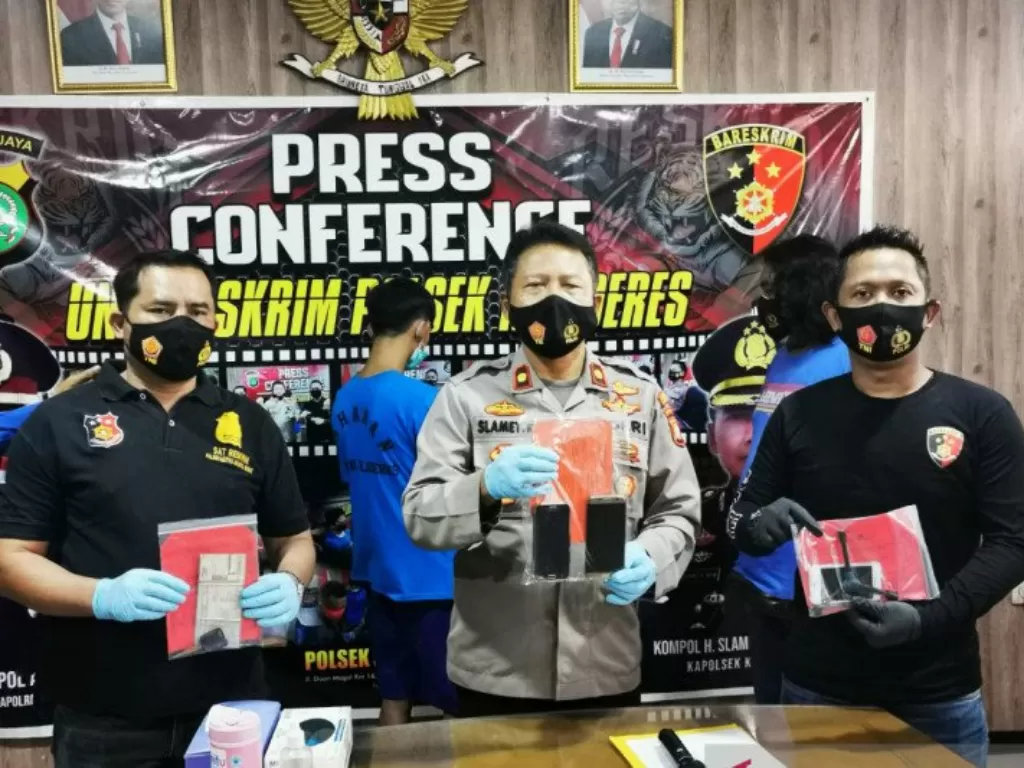 Polsek Kalideres menunjukkan barang bukti hasil dari dua pelaku penjambretan yang ditembak kakinya dan diringkus di Jakarta, Senin (18/1/2021). (Antara/HO-Polres Metro Jakarta Barat)