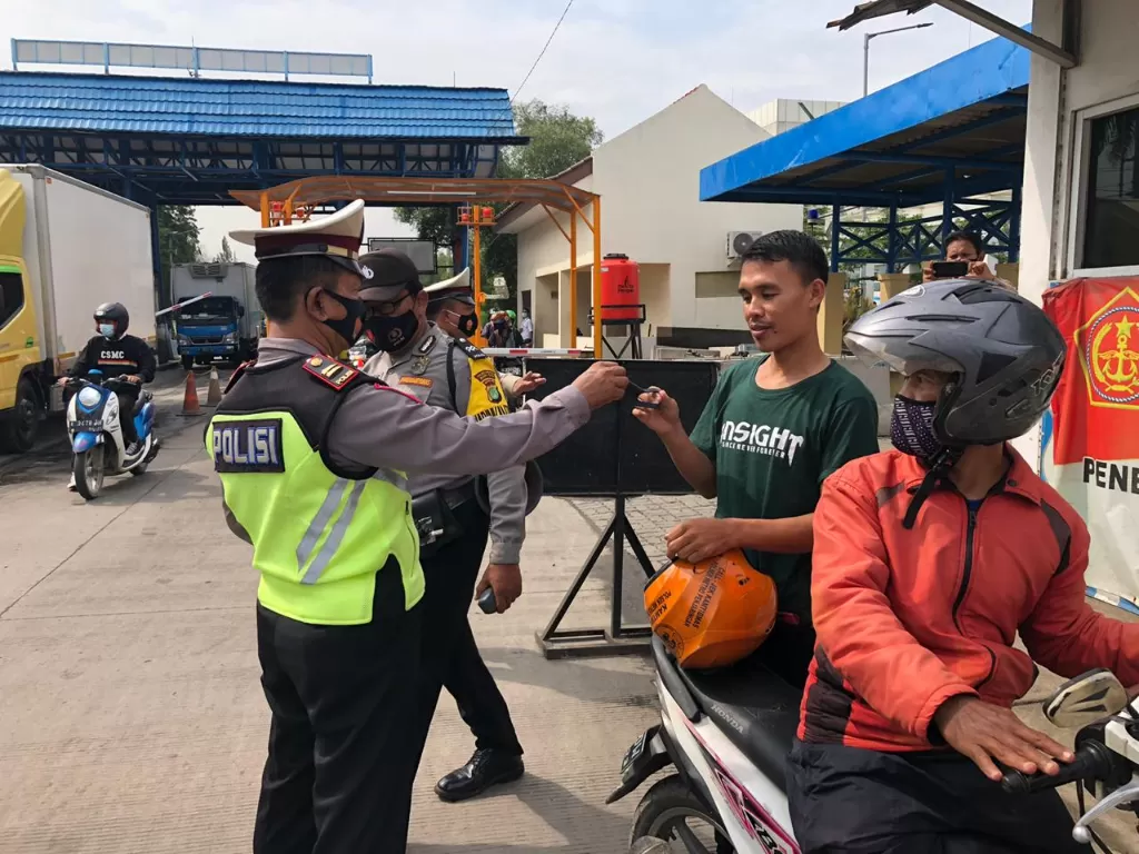 Polres Tj Priok bagikan ribuan masker gratis. (Humas Polda Metro Jaya)
