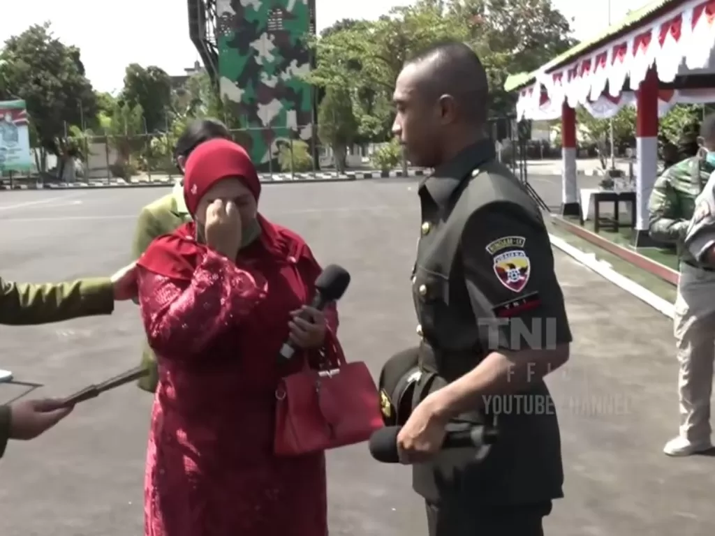 Anggota TNI yang akhirnya bertemu ibunya. (Tangkapan layar)