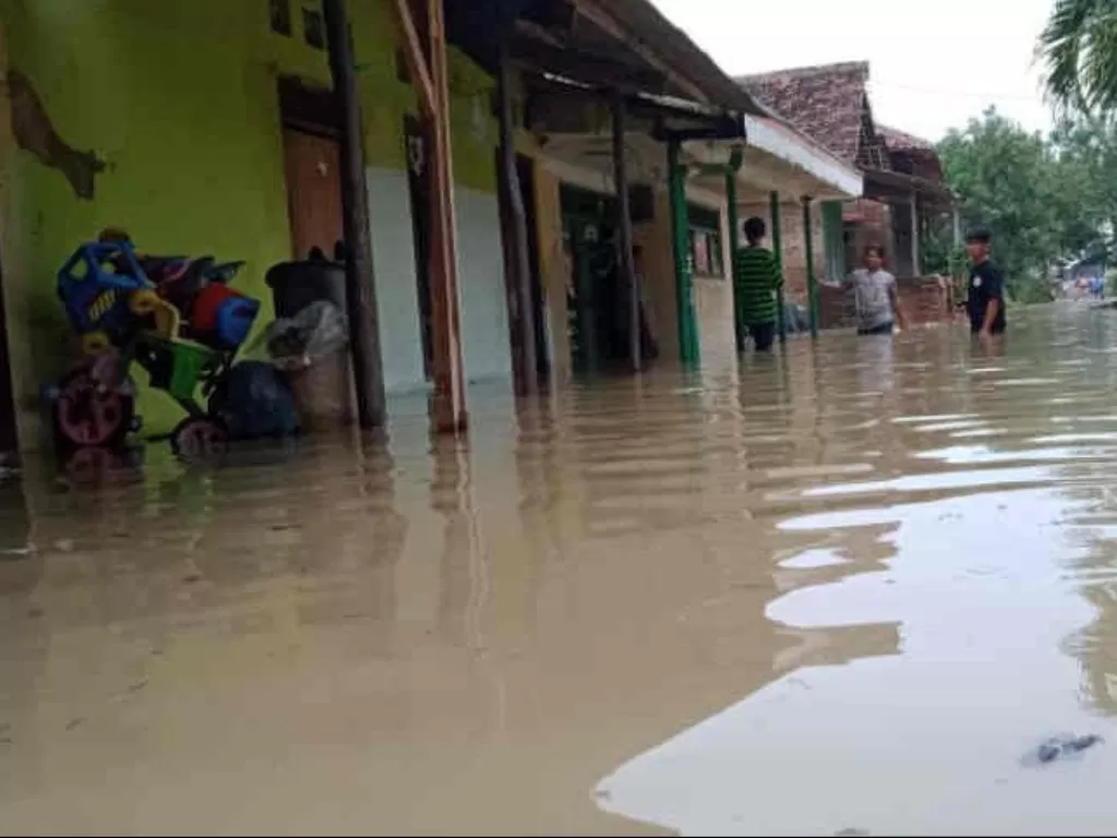 Rumah warga yang terendam banjir, BPBD Kabupaten Cirebon masih mendata rumah warga di beberapa kecamatan yang terendam banjir. (ANTARA/Khaerul Izan) 