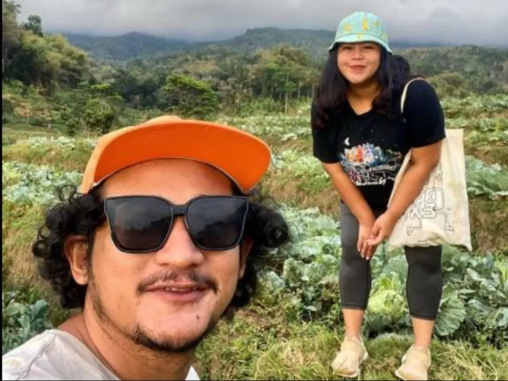 Isa Bajaj dan istrinya Rahayu Mutiara. (Instagram/@isa_bajaj)