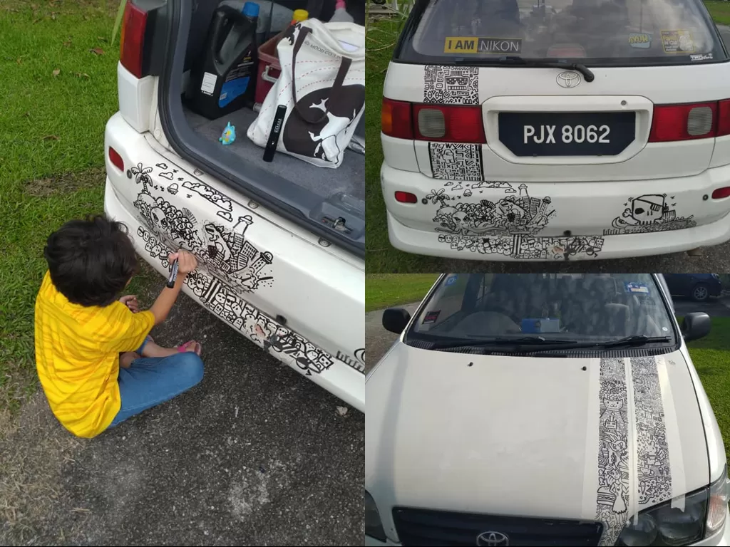 Ayah dan dua anaknya membaut doodle di mobil mereka. (Photo/Facebook/Ahmad Farid Ashraf)