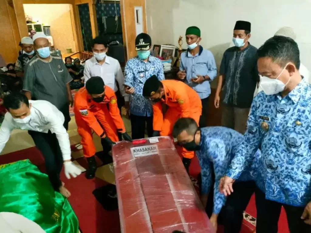 Jenazah Khasanah dan Makrufatul Yeti, korban Sriwijaya Air SJ-182 tiba di Pontianak (ANTARA)
