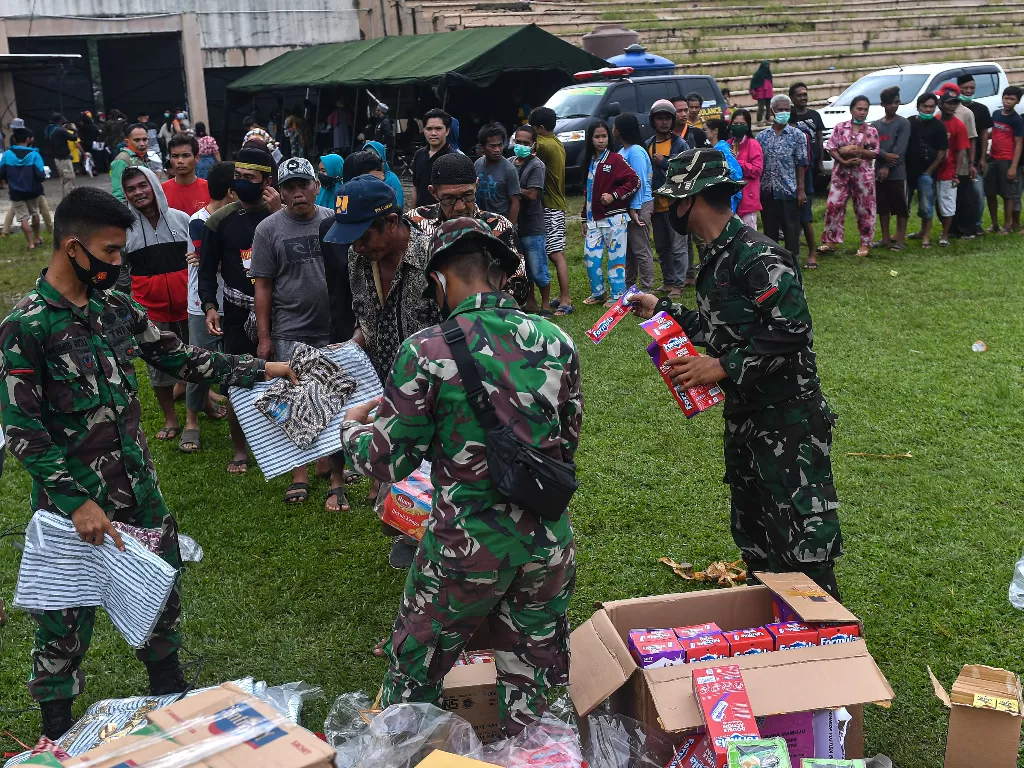 Pengungsi korban gempa antre untuk mendapatkan bantuan logistik dari TNI AD di Mamuju (ANTARA FOTO/Sigid Kurniawan)