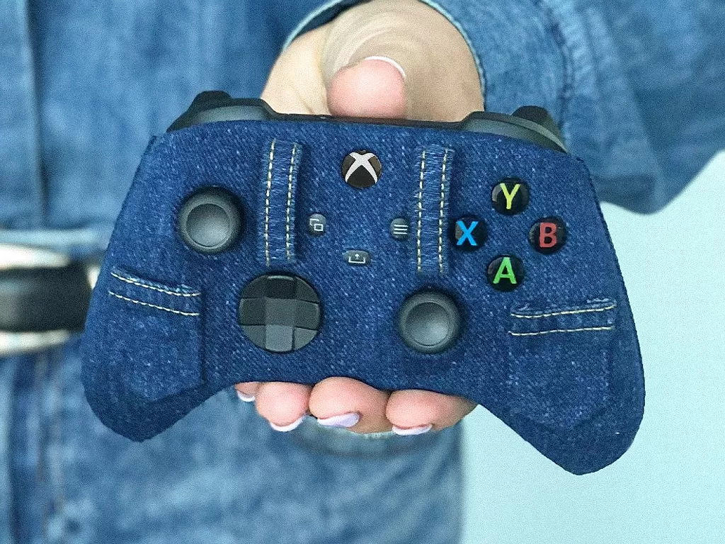 Tampilan controller Xbox Series X dengan bahan Denim (photo/Twitter/@XboxCanada)