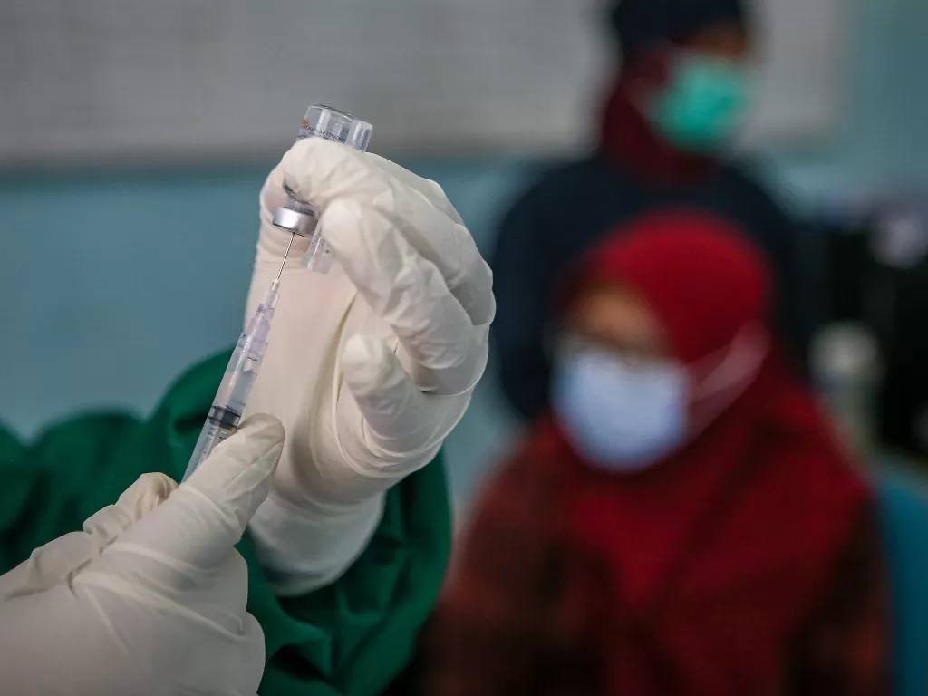 Vaksinasi Covid-19 di Indonesia dilakukan dalam empat tahap. (photo/ANTARA FOTO/Fauzan)