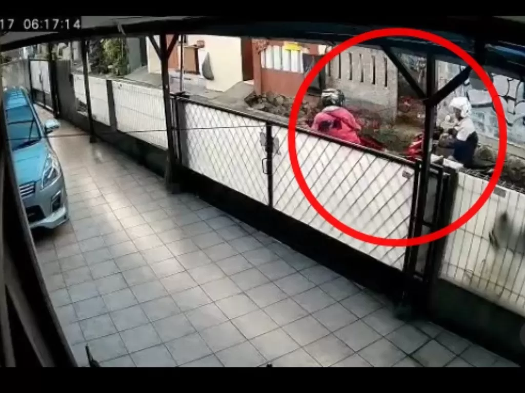 Rekaman CCTV aksi pencurian sepeda motor (Instagram/ viralciledug)