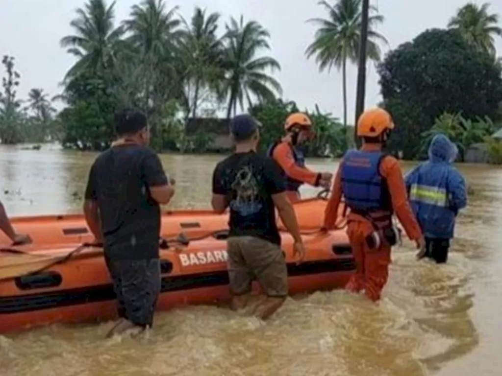 Tim Sar dan Basarnas menjemput warga yang terjebak banjir. (Antaranews Kalsel/Fathurrahamn)