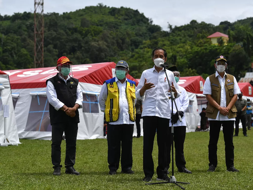 Presiden Joko Widodo (kedua kanan) didampingi Kepala BNPB Doni Monardo (kanan), Menteri PUPR Basuki Hadimuljono (kedua kiri) dan Direktur Perlindungan Sosial Korban Bencana Alam Kemensos Muhammad Safii Nasution menyampaikan pengarahan (ANTARA FOTO/Sigid K