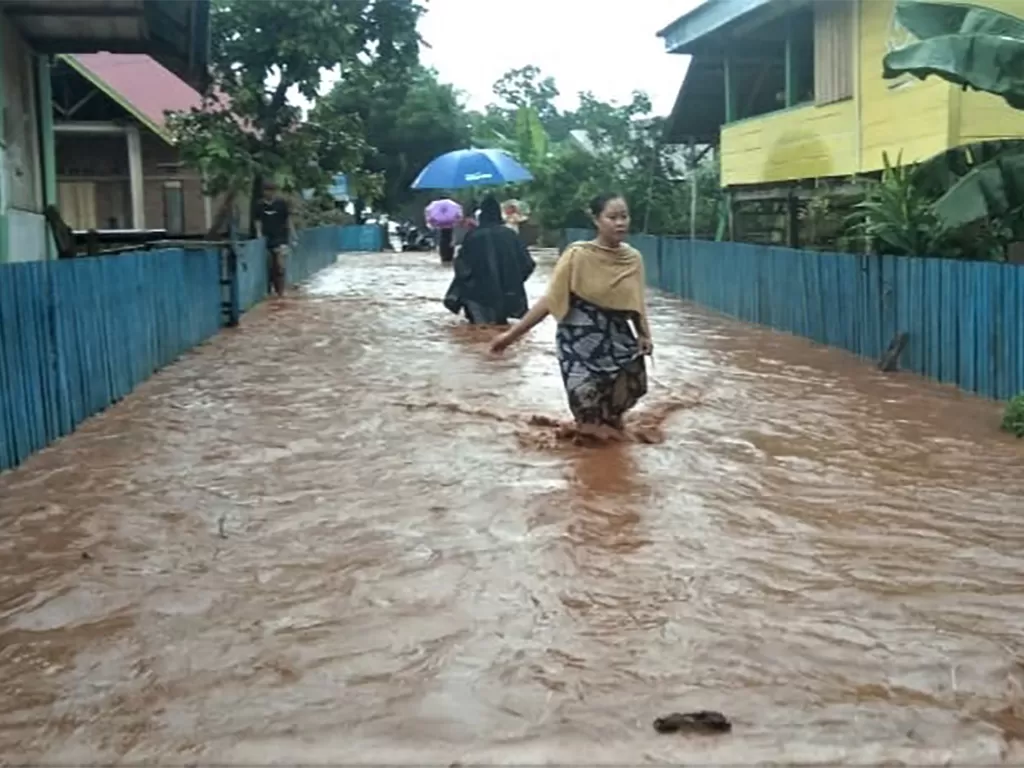 Warga menerobos banjir di Kecamatan Kabaena Selatan (ANTARA FOTO/Fajrin/Jojon)