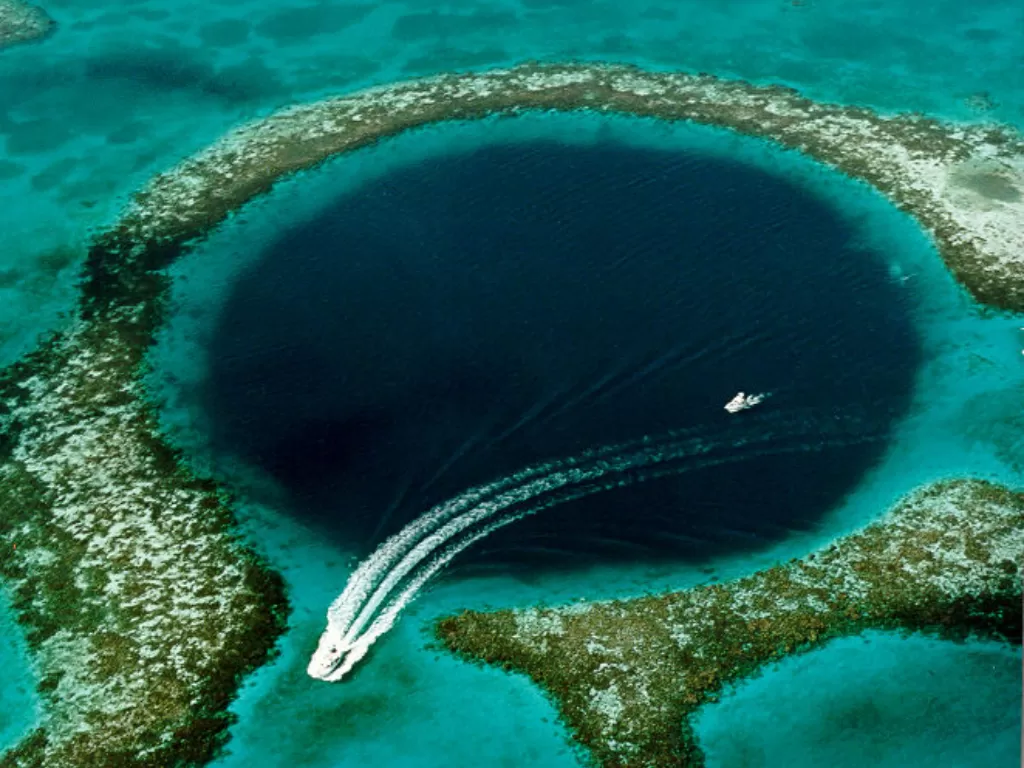 Tampilan The Great Blue Hole. (photo/Dok. Wikipedia)