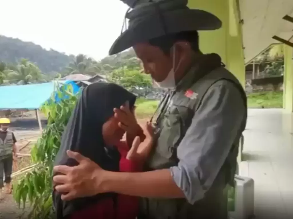 Korban gempa Majene Sulawesi Barat menangis saat ketemu dosennya (Instagram/zakirsabara_h.wata)