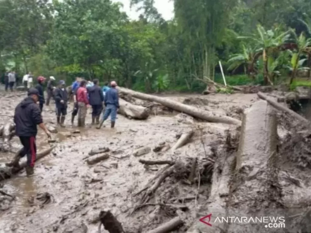 Situasi lokasi banjir bandang di Desa Tugu Selatan, Kawasan Puncak, Cisarua, Kabupaten Bogor, Jawa Barat, Selasa (19/1/2021). (photo/ANTARA/HO-Pemkab Bogor)