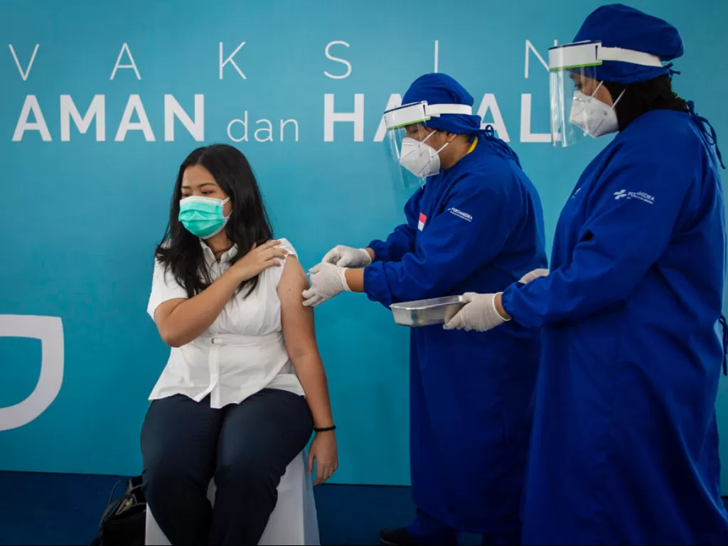 Vaksinator melakukan penyuntikan kepada peserta vaksinasi COVID-19 untuk tenaga kesehatan (nakes) di Rumah Sakit Pusat Pertamina (RSPP), Jakarta, Senin (18/1/2021). (Photo/ANTARA FOTO/Dhemas Reviyanto)