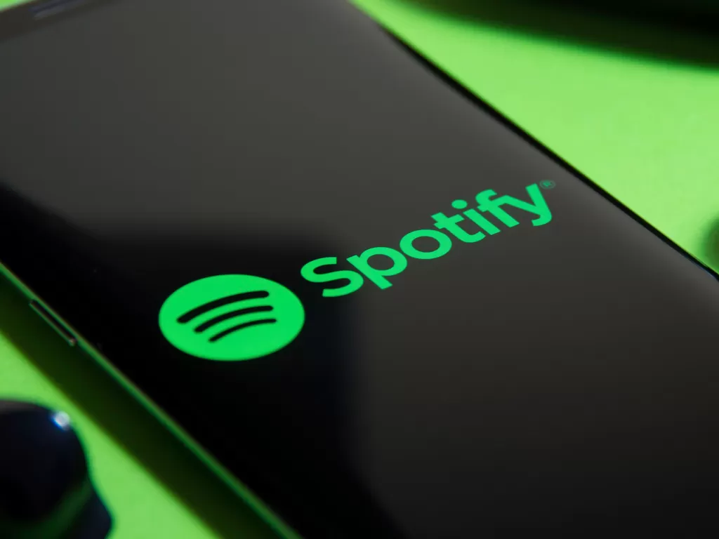 Tampilan logo layanan streaming musik Spotify di smartphone (photo/NextPit)